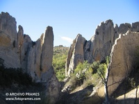 Murallas de Finestras con el castillo al fondo